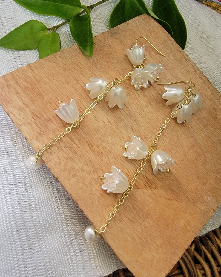 NON-ARTISANAL - White Flowers Earrings